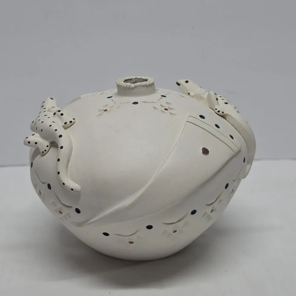 Native American Acoma Pueblo White Pottery Seed Gecko Pot Zelda & Elliott Garcia